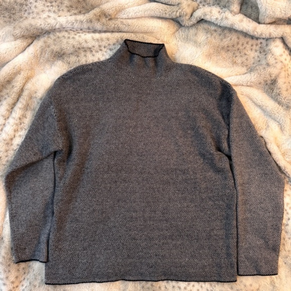 Tahari Gray Herringbone Mockneck Sweater - Size Medium